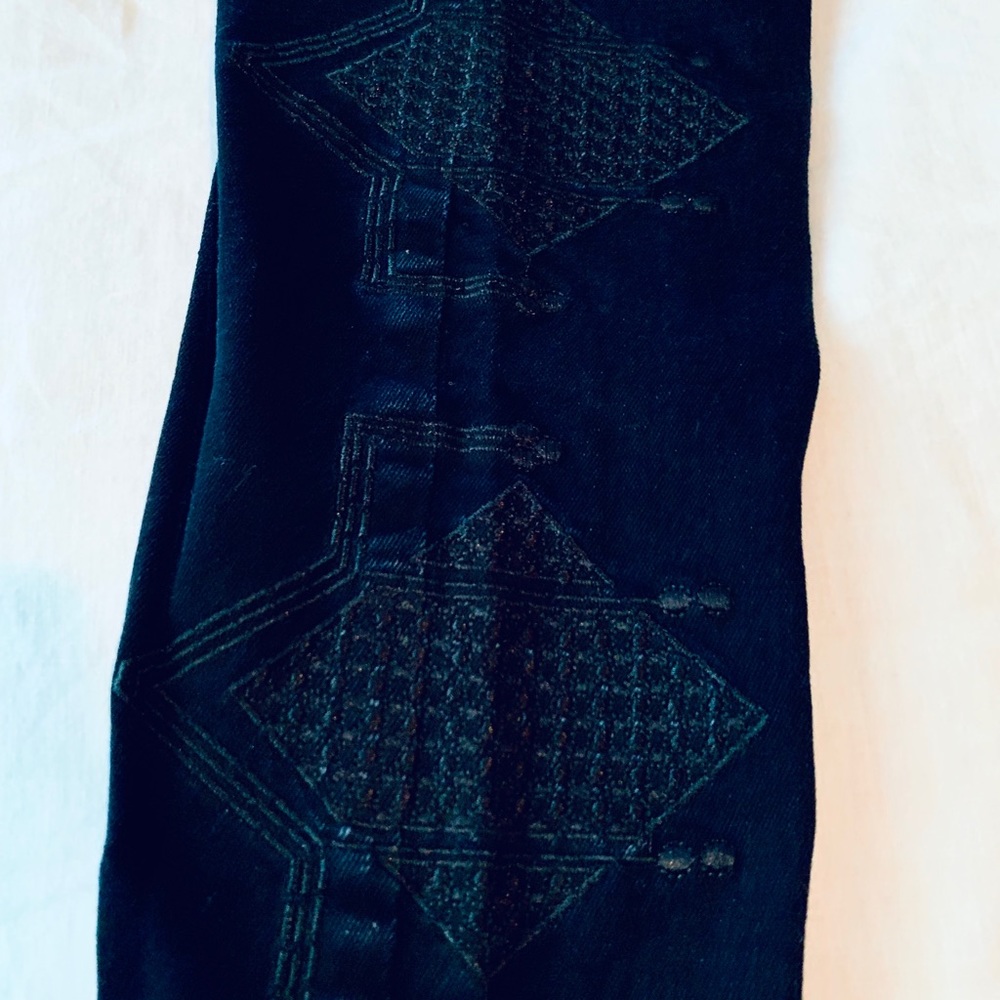 Black skinny jeans with side embroidery in black